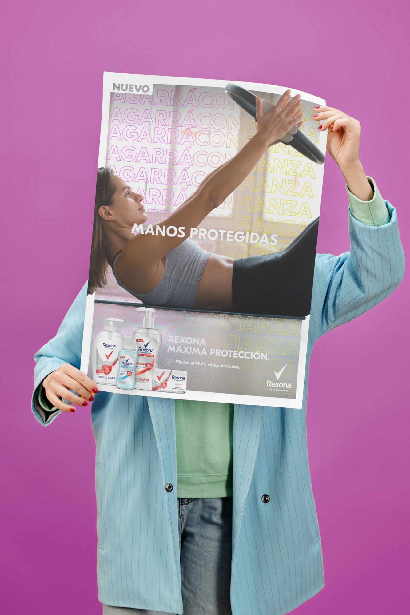 Manos Protegidas poster held up