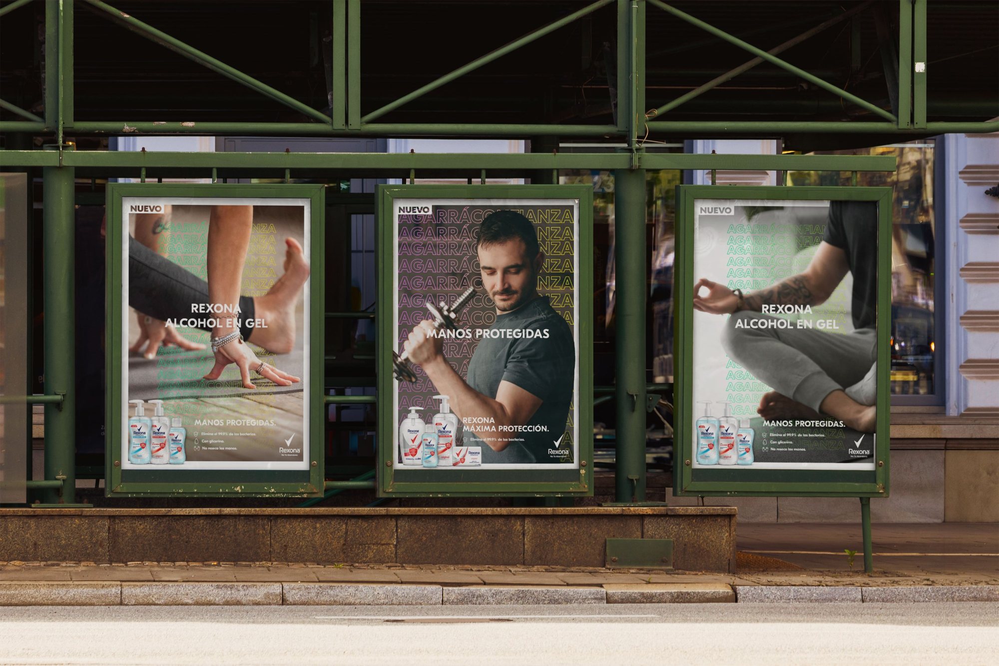 Three Agarrá Confianza posters at a street shelter